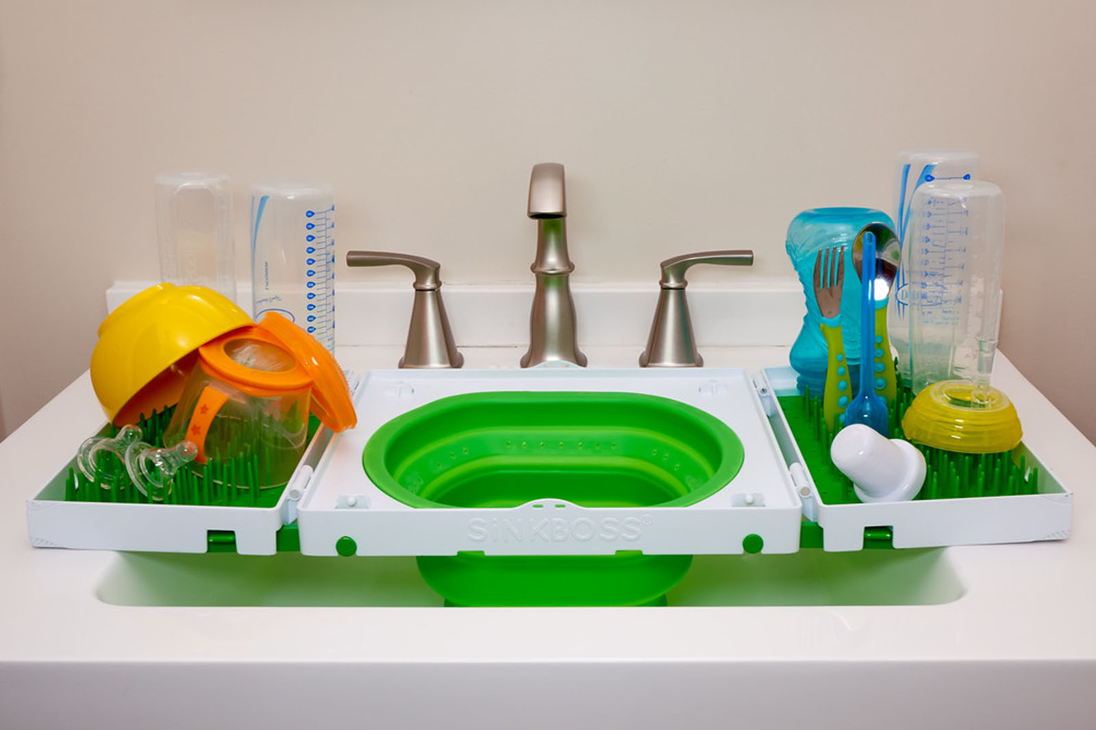 Why You Should Never Wash Your Baby's Kitchenware In a Public Sink
